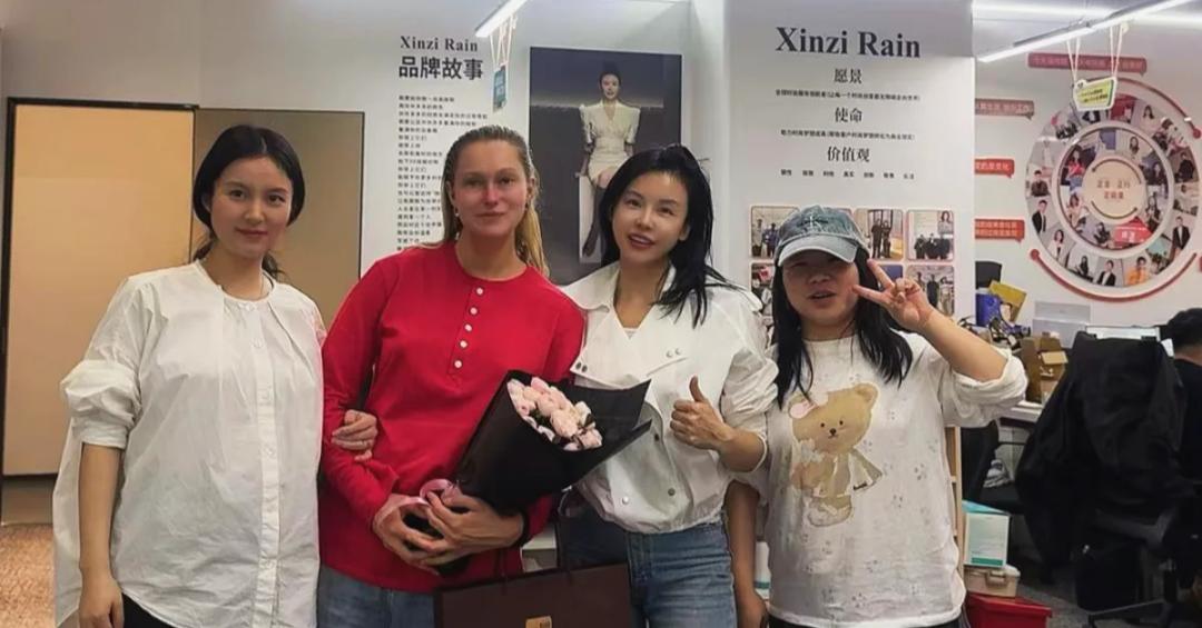 Visite d'un client russe chez HERRAINS : Évaluation d'un fabricant de chaussures sur mesure en Chine