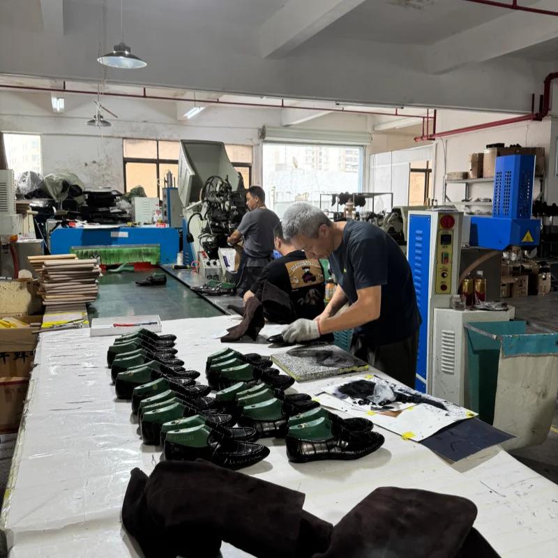contrôle de la qualité de la production en série de chaussures